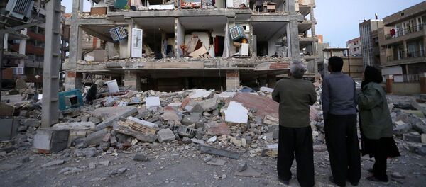 Pessoas observam consequências do terremoto que sacudiu o Irã em 12 de novembro de 2017 - Sputnik Brasil