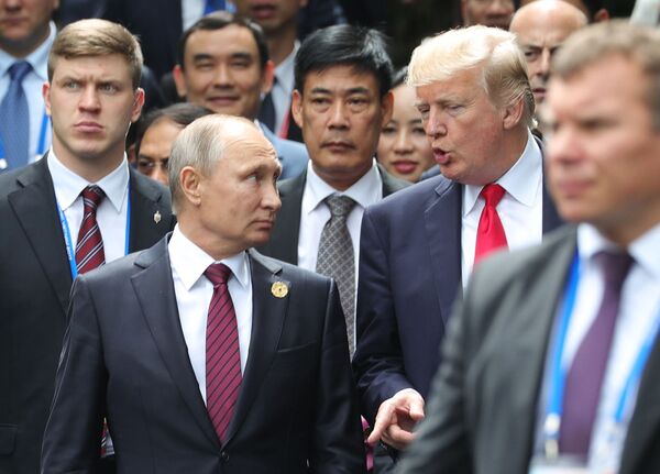 Vladimir Putin fala com presidente Trump na cúpula da APEC no Vietnã - Sputnik Brasil