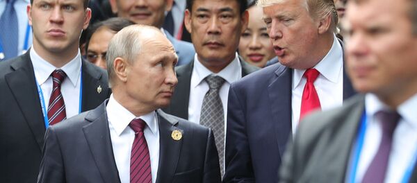 Vladimir Putin fala com presidente Trump na cúpula da APEC no Vietnã - Sputnik Brasil