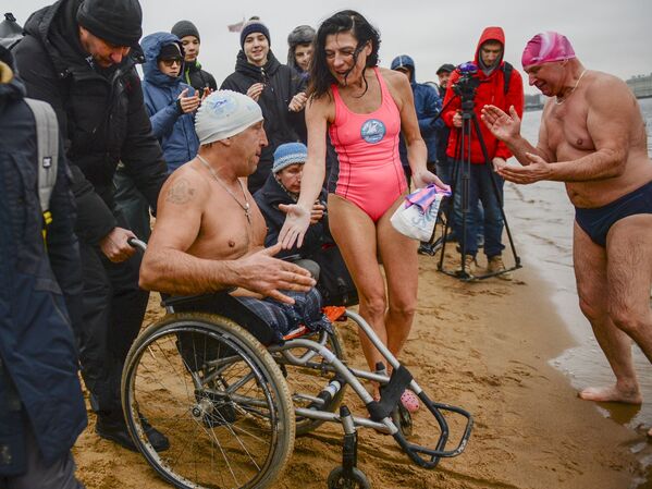 Festival de nadadores de inverno em São Petersburgo, Rússia - Sputnik Brasil