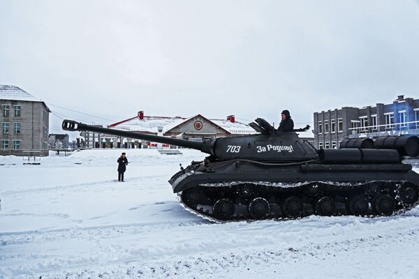 Tanque pesado russo dos tempos da Segunda Guerra Mundial durante demonstração no polígono de Murmansk - Sputnik Brasil