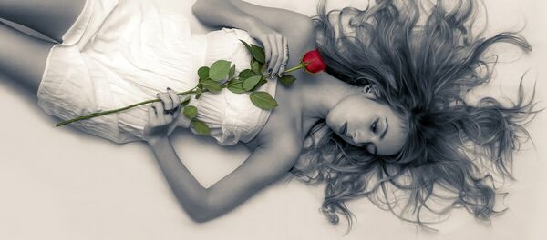 Uma mulher jovem - Sputnik Brasil