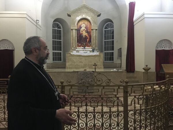 Padre local conta aos jornalistas sobre a história de construção da principal igreja em Chaltyr - Sputnik Brasil