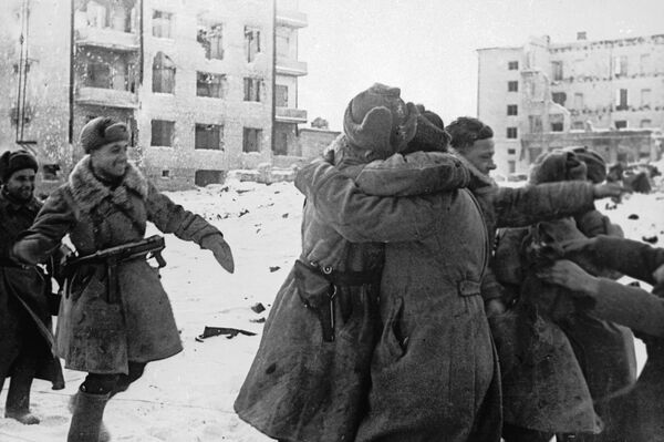 Chegada triunfal dos soldados soviéticos que cercaram os alemães em Stalingrado - Sputnik Brasil