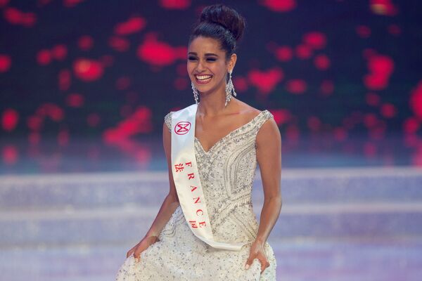 Miss França, Aurore Andrée Raphalle Kichenin, sai ao palco durante a final do 67º concurso Miss Mundo na cidade chinesa de Sanya, em 18 de novembro de 2017 - Sputnik Brasil