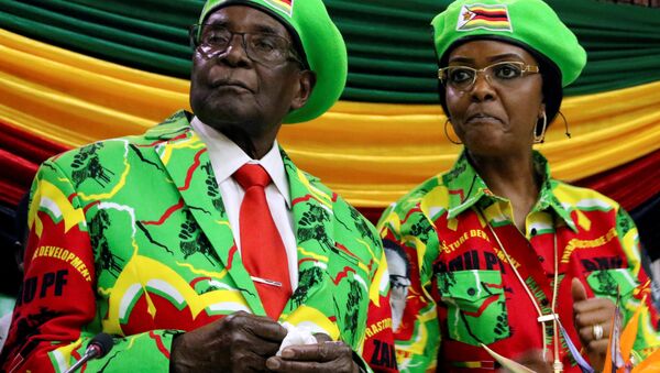 Presidente do Zimbábue, Robert Mugabe, com sua esposa Grace na reunião do partido governante ZANU PF em Harare (foto de arquivo) - Sputnik Brasil