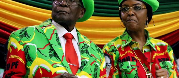 Presidente do Zimbábue, Robert Mugabe, com sua esposa Grace na reunião do partido governante ZANU PF em Harare (foto de arquivo) - Sputnik Brasil