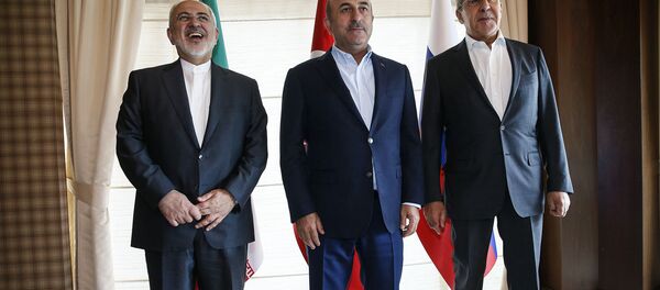 Os chanceleres iraniano, turco e russo durante uma reunião trilateral na Turquia, em 19 de novembro de 2017 - Sputnik Brasil