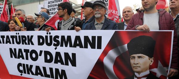 Manifestantes seguram bandeiras e um banner durante protestos contra as manobras militares da OTAN na Noruega, 18 de novembro de 2017, Ancara - Sputnik Brasil