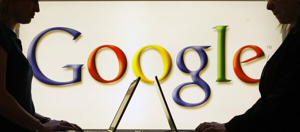 Pessoas trabalhando em notebooks em frente ao símbolo do Google em Hanover, Alemanha (foto de arquivo) - Sputnik Brasil