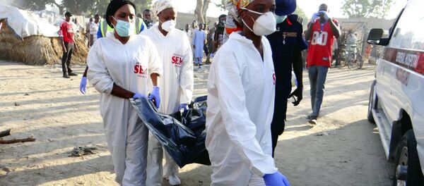 Socorristas trabalham no local da explosão na Nigéria, foto de arquivo - Sputnik Brasil
