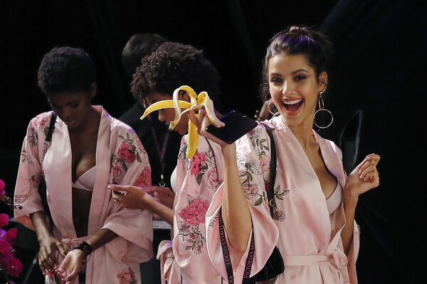 Modelos antes do desfile - Sputnik Brasil