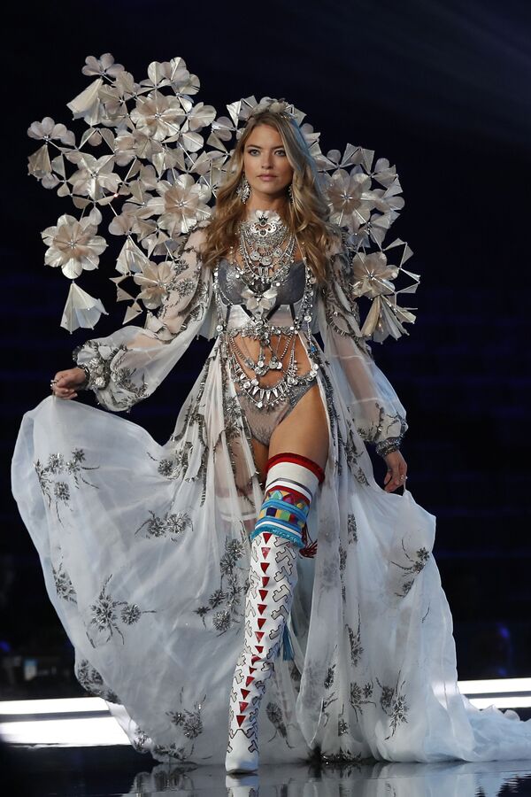 Modelo Martha Hunt durante o show da Victoria's Secret em Xangai, China - Sputnik Brasil