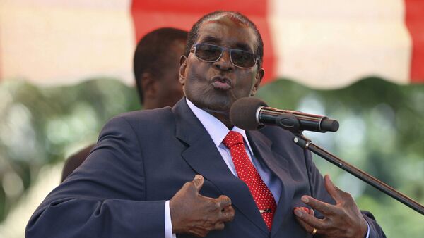 Presidente do Zimbábue, Robert Mugabe, ao se dirigir ao órgão principal do partido no poder ZANU-PF, o Politburo, na capital Harare (foto de arquivo) - Sputnik Brasil