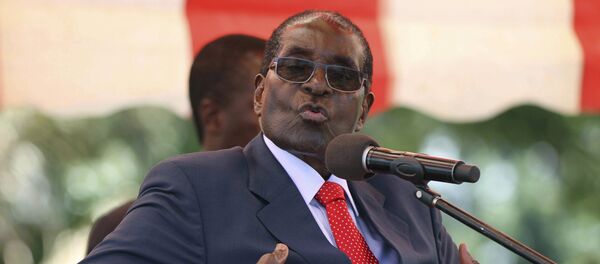 Presidente do Zimbábue, Robert Mugabe, ao se dirigir ao órgão principal do partido no poder ZANU-PF, o Politburo, na capital Harare (foto de arquivo) - Sputnik Brasil