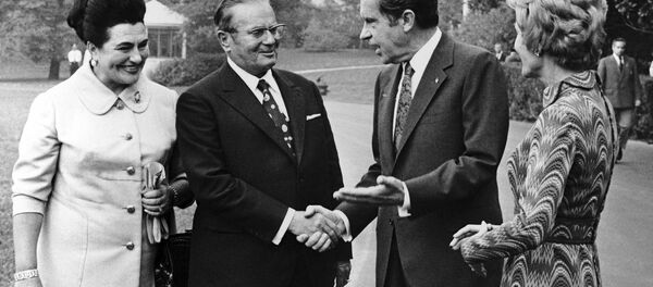 Presidente norte-americano, Richard Nixon, o seu homólogo iugoslavo, Josip Broz Tito, e suas esposas perto da Casa Branca, Washington, EUA, 1971 - Sputnik Brasil