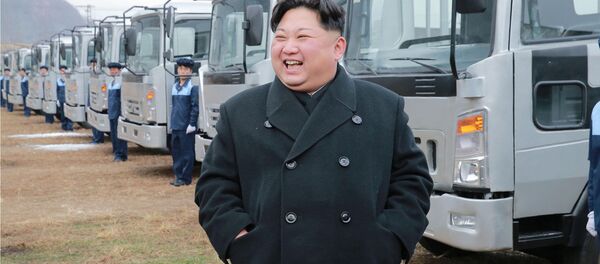 Líder norte-coreano Kim Jong-un durante visita a uma fábrica de caminhões do país asiático - Sputnik Brasil