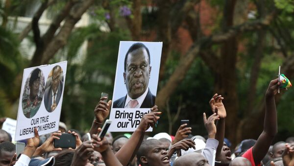 Manifestantes segurando cartazes em apoio ao ex-vice-presidente zimbabuano, Emmerson Mnangagwa, Harare, Zimbábue, 18 de novembro de 2017 - Sputnik Brasil