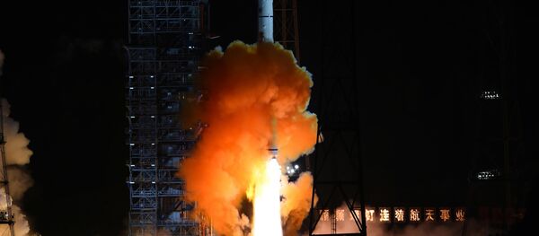 Aeronave não tripulada é lançada sobre um foguete Long March 3C da província chinesa de Sichuan Aeronave não tripulada é lançada sobre um foguete Long March 3C da província chinesa de Sichuan - Sputnik Brasil