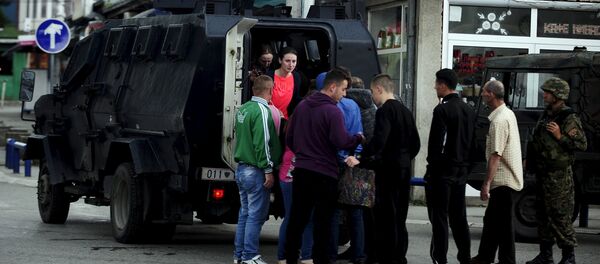 Evacuação da população por um veículo da polícia em Kumanovo em 9 de maio de 2015 - Sputnik Brasil