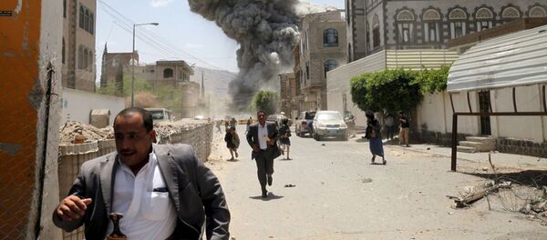 Moradores fogem de ataques aéreos no Iêmen - Sputnik Brasil