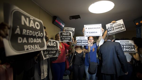 Manifestantes protestam contra a redução da maioridade penal - Sputnik Brasil