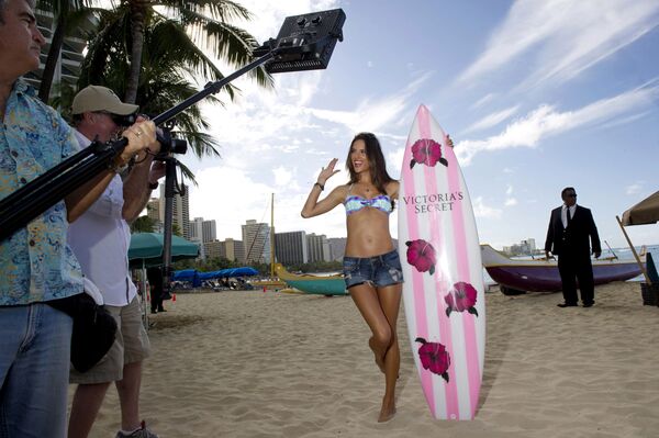 Alessandra Ambrósio posa para comercial da Victoria's Secret em 2011 - Sputnik Brasil