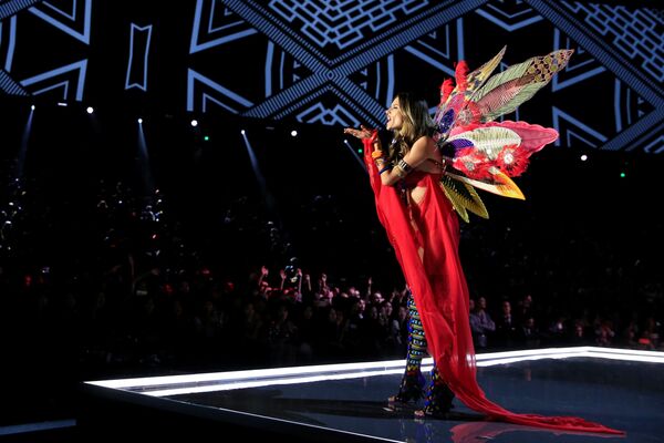 Alessandra Ambrósio durante o show da Victoria's Secret em Xangai, 20 de novembro de 2017 - Sputnik Brasil