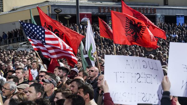 Albaneses em Kosovo com bandeiras da Albânia e dos EUA - Sputnik Brasil