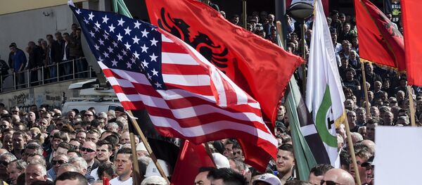 Albaneses em Kosovo com bandeiras da Albânia e dos EUA - Sputnik Brasil