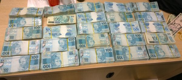 Notas de 100 reais apreendidas pela Polícia Federal em São Paulo, no aeroporto de Guarulhos - Sputnik Brasil