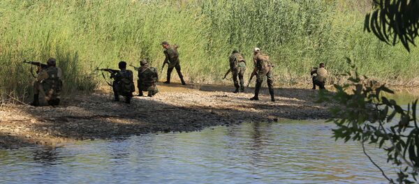 Militares sírios na margem ocidental do rio Eufrates (foto de arquivo) - Sputnik Brasil