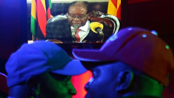 Pessoas assistem na televisão o presidente zimbabuano Robert Mugabe se dirigindo à nação em um bar em Harare, Zimbábue, 19 de novembro de 2017 - Sputnik Brasil