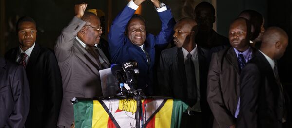 Futuro presidente zimbabuano, Emmerson Mnangagwa, saúda apoiadores fora da sede do partido governante, 22 de novembro de 2017 - Sputnik Brasil