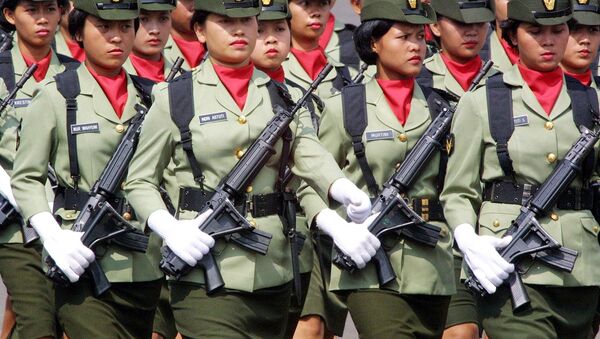 Mulheres do Exército da Indonésia marcham em desfile militar em Jakarta, 6 de junho de 2002 - Sputnik Brasil
