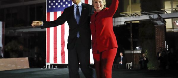 Barack Obama e Hillary Clinton se abraçam durante comício da campanha presidencial da ex-secretária de Estado dos EUA, em 2016 - Sputnik Brasil