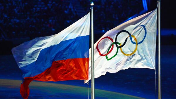 Levantamento da bandeira russa durante a Cerimônia de Encerramento dos XXII Jogos Olímpicos em Sochi - Sputnik Brasil