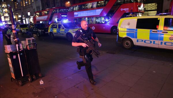 Polícia britânica ocupa rua Oxford, em Londres, após relatos de tiroteio no metrô - Sputnik Brasil