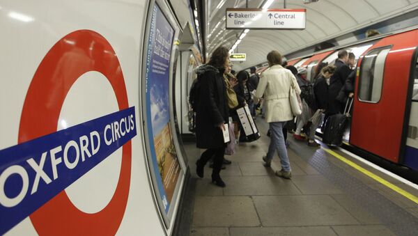 People board an underground Tube train at Oxford Circus underground station in London. (File) - Sputnik Brasil