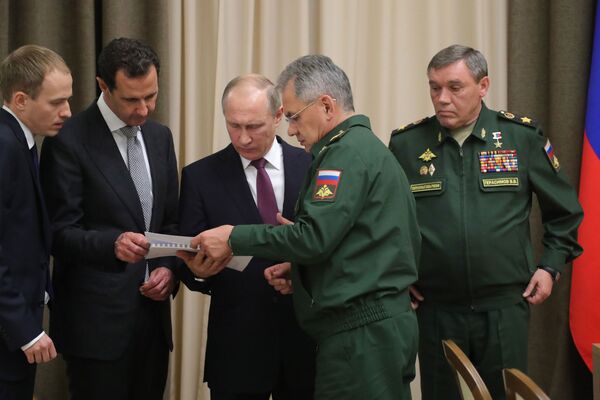 Bashar Assad, presidente sírio, sendo apresentado ao Estado-Maior russo - Sputnik Brasil