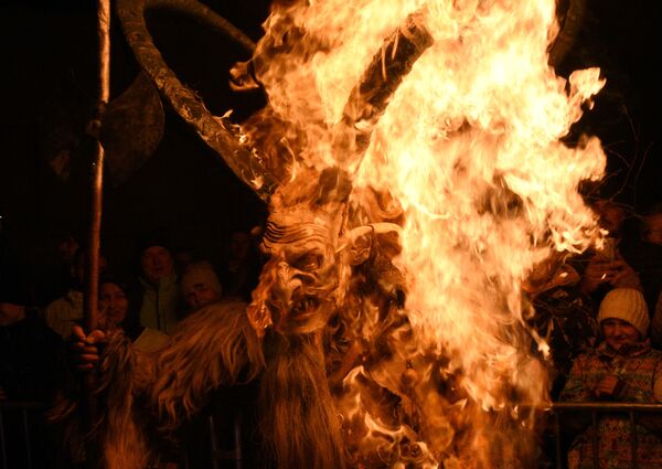 Homem vestido de Krampus durante festa em Eslovênia - Sputnik Brasil