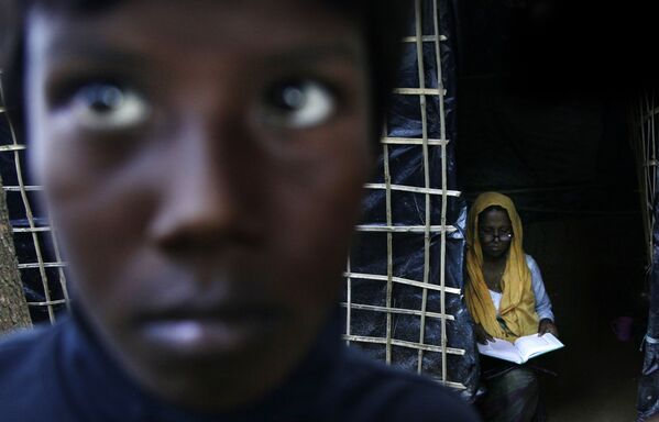 Mulher rohingya lê Alcorão em um dos campos de Bangladesh - Sputnik Brasil