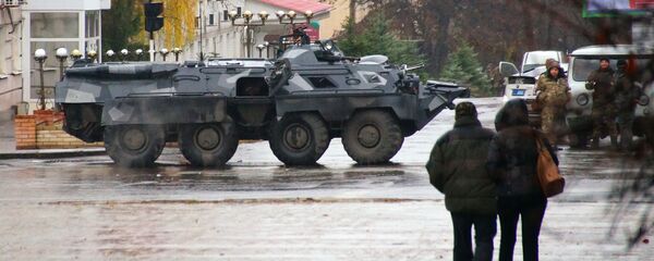 Blindados e militares em Lugansk, Donbass Blindados e militares em Lugansk, Donbass - Sputnik Brasil