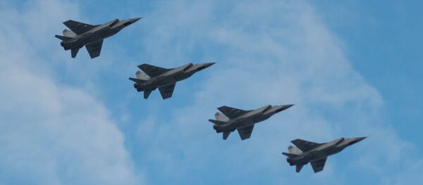 Grupo de caças russos MiG-31 nos céus de Moscou - Sputnik Brasil