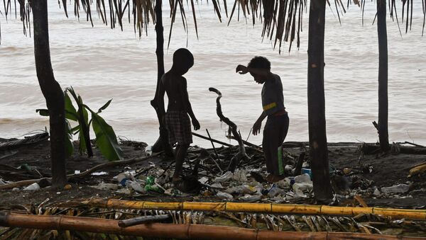 Crianças brincando no meio do lixo na praia de Omoa, Honduras - Sputnik Brasil