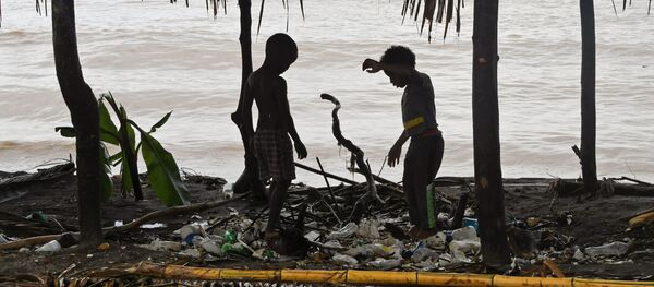 Crianças brincando no meio do lixo na praia de Omoa, Honduras - Sputnik Brasil