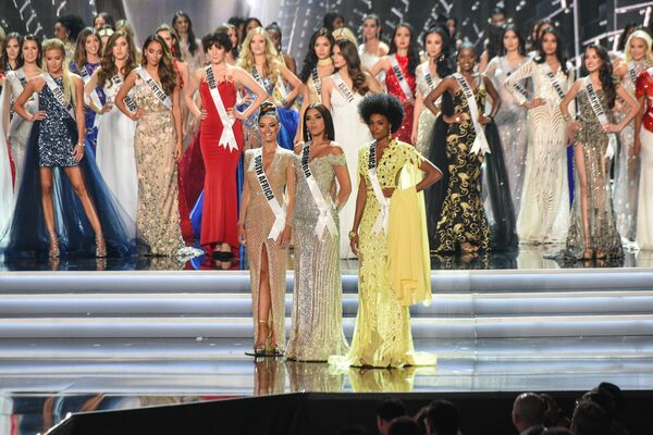 As três finalistas do Miss Universo 2017 (da esquerda à direita): Miss África do Sul 2017, Demi-Leigh Nel-Peters, Miss Colômbia 2017, Laura González e Miss Jamaica 2017, Davina Bennett As três finalistas do Miss Universo 2017 (da esquerda à direita): Miss África do Sul 2017, Demi-Leigh Nel-Peters, Miss Colômbia 2017, Laura González e Miss Jamaica 2017, Davina Bennett - Sputnik Brasil