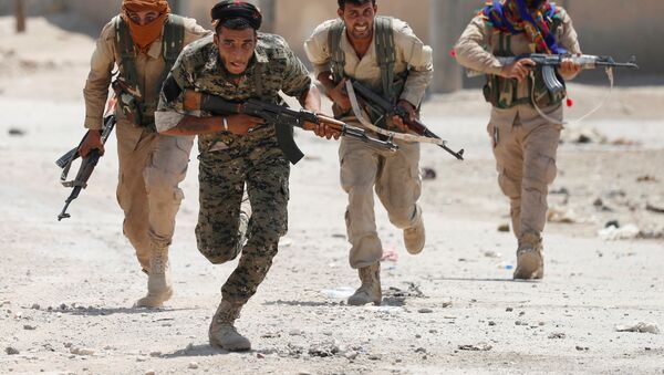 Combatentes curdos correm pelas ruas de Raqqa, Síria (foto de arquivo) - Sputnik Brasil