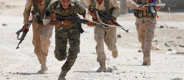 Combatentes curdos correm pelas ruas de Raqqa, Síria (foto de arquivo) Combatentes curdos correm pelas ruas de Raqqa, Síria (foto de arquivo) - Sputnik Brasil