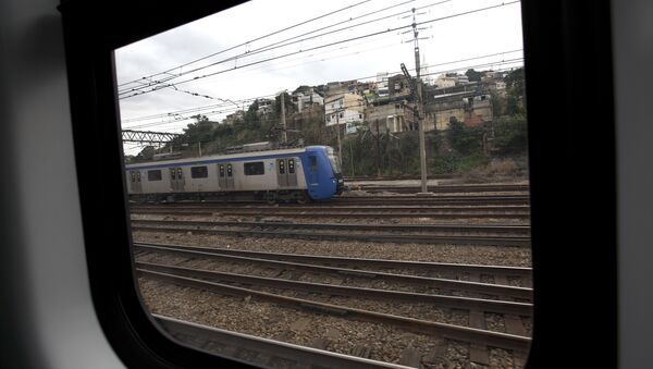 Trem se move sobre trilhos no Rio de Janeiro - Sputnik Brasil